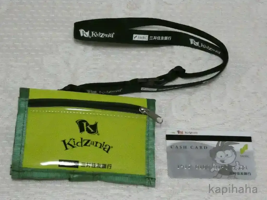 キッザニアの銀行でもらえる財布とキャッシュカード。